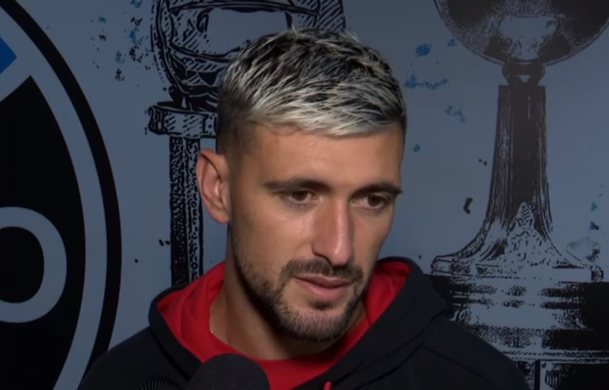 Arrascaeta concede entrevista na zona mista da Arena do Grêmio após derrota do Flamengo