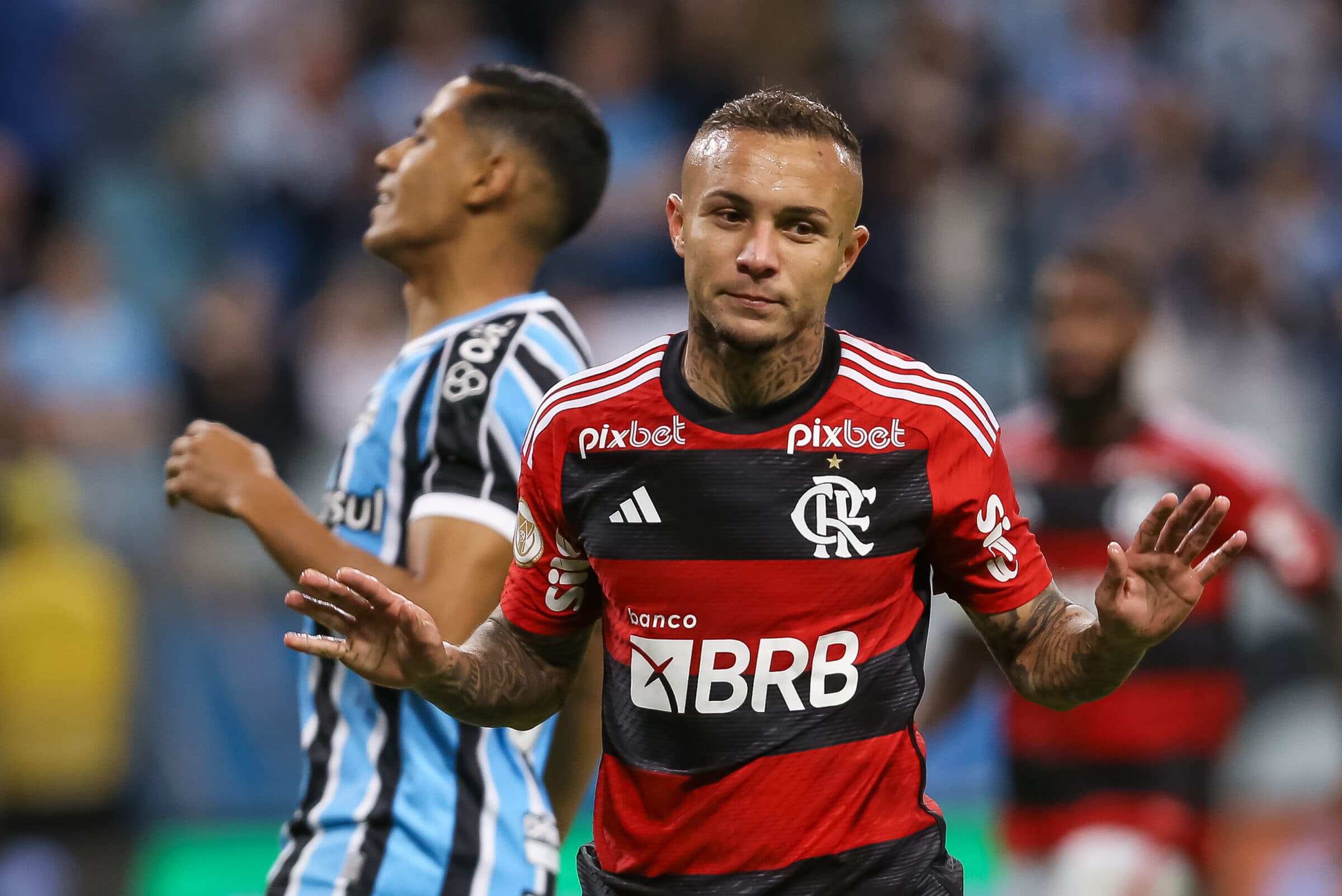 Everton Cebolinha sendo carregado por Gerson após abrir o placar em Flamengo x Grêmio; atacante não comemorou o gol contra sua ex-equipe