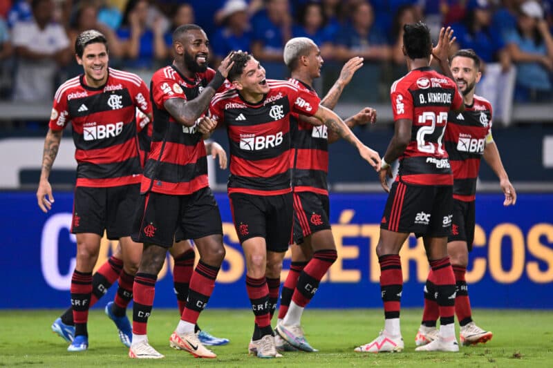Jogadores do Flamengo comemoram gol de Ayrton Lucas contra o Cruzeiro, na estreia de Tite; Time busca encerrar marca expressiva do Bragantino no Brasileirão