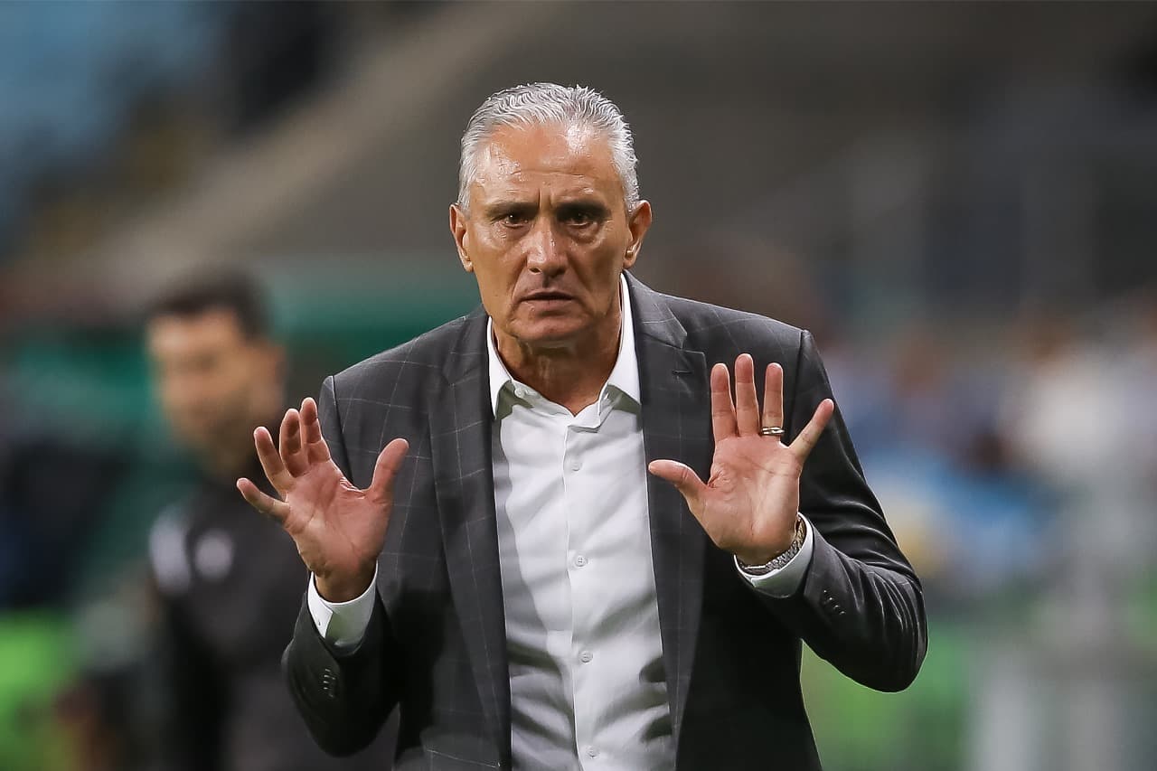 Tite dá instruções ao seu time na beira do gramado da Arena do Grêmio; em coletiva, técnico analisou a derrota do Flamengo