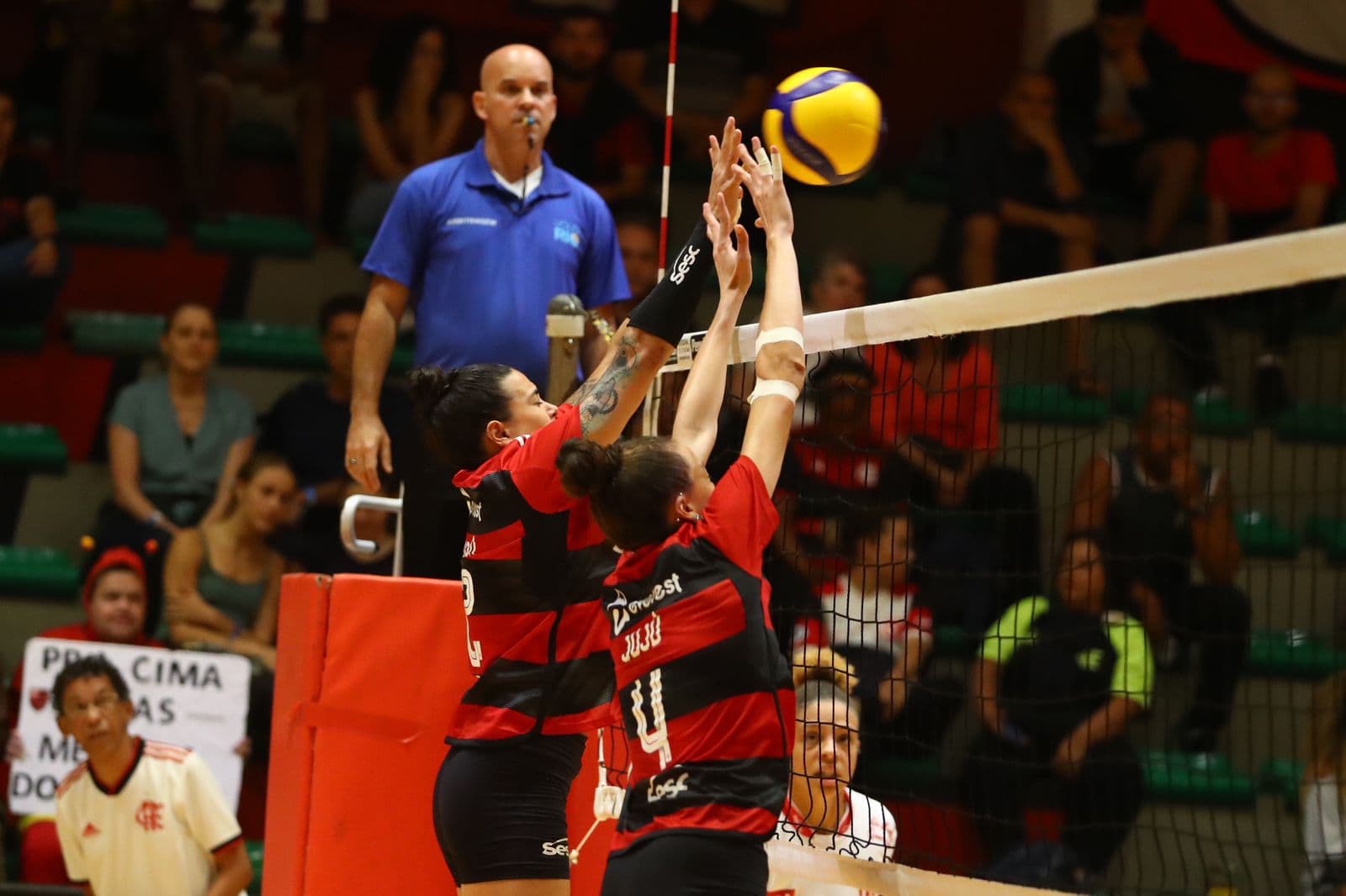 Atletas do Sesc RJ Flamengo bloqueiam ataque adversário no Campeonato Carioca de Vôlei feminino