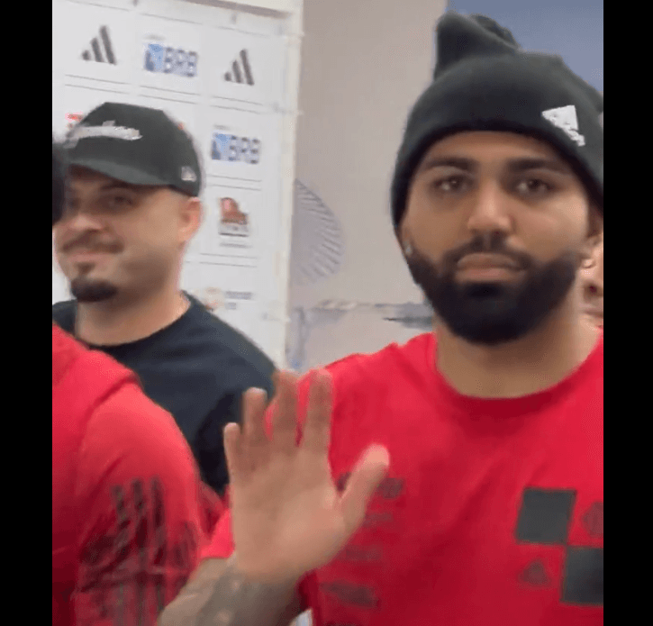 Gabigol comprimenta jornalistas na zona do mista do Maracnã após vitória do Flamengo sobre o Bahia