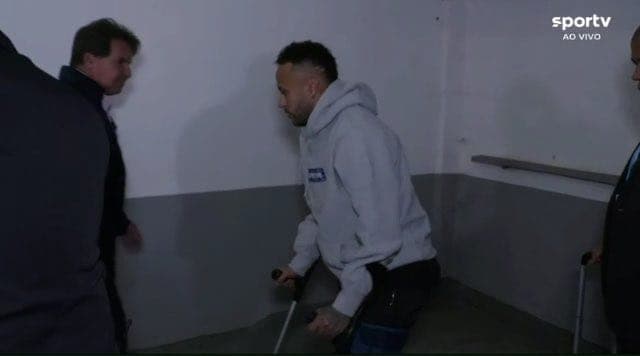 Saiba qual foi a lesão do Neymar, que saiu de muleta após Uruguai x Brasil
