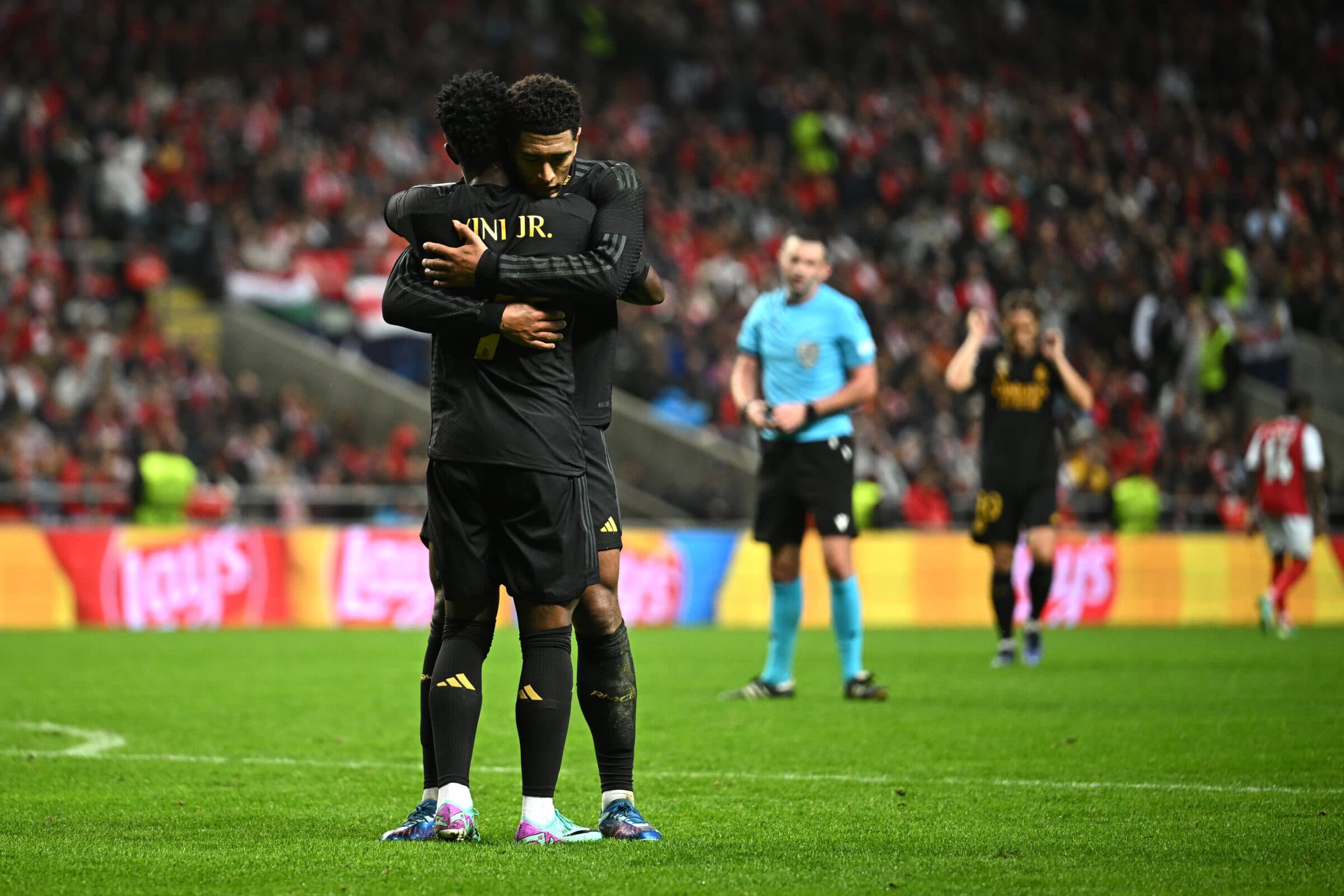 Vinícius Júnior comemora gol com Bellingham pelo Real Madrid na Champions League