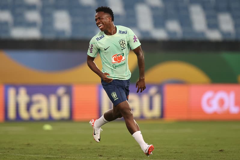 Vinícius Júnior em treino de seleção brasileira; Gerson, Tite técnico do Flamengo, estreia no NBB e as últimas notícias