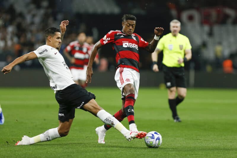 Bruno Henrique tenta passar por Lucas Veríssimo na partida entre Flamengo e Corinthians