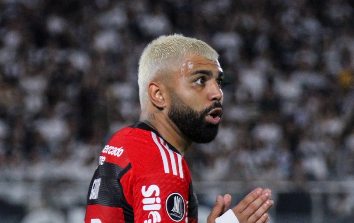 Gabigol tem bom retrospecto contra o Santos e pode quebrar incômodo jejum pela 31º rodada do Brasileirão. Na foto, o atacante em ação contra o Olimpia