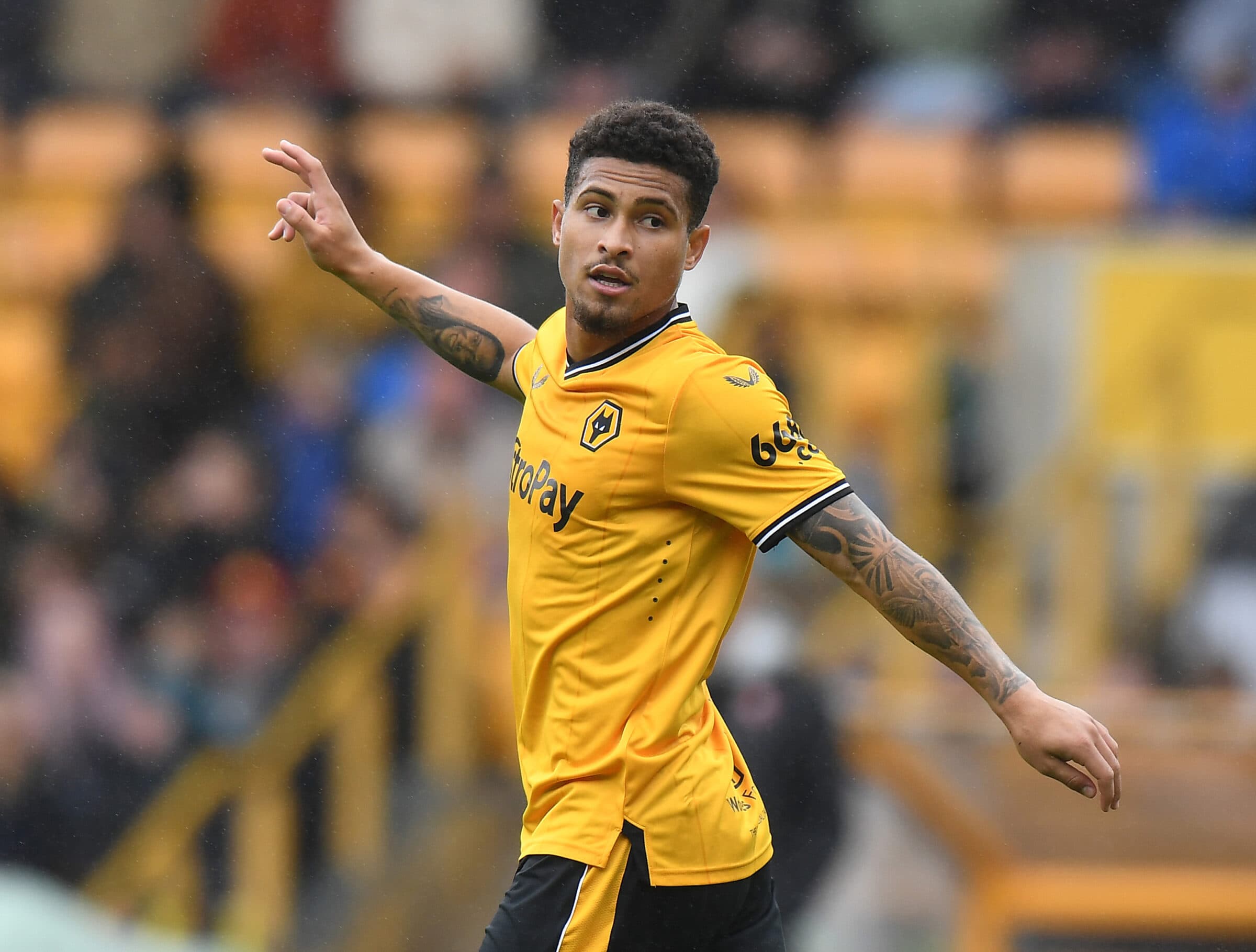 João Gomes brilha em mais uma temporada com o Wolverhampton (Wolves) e vira xodó dos ingleses, assim como fez no Flamengo