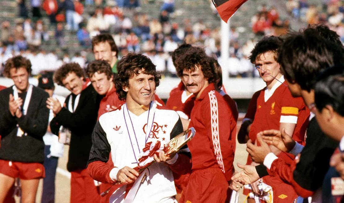 Sorridente, Zico recebe premiação após título do Flamengo no Mundial de Clubes; Equipe está em lista da FourFourTwo de melhores times de todos os tempos