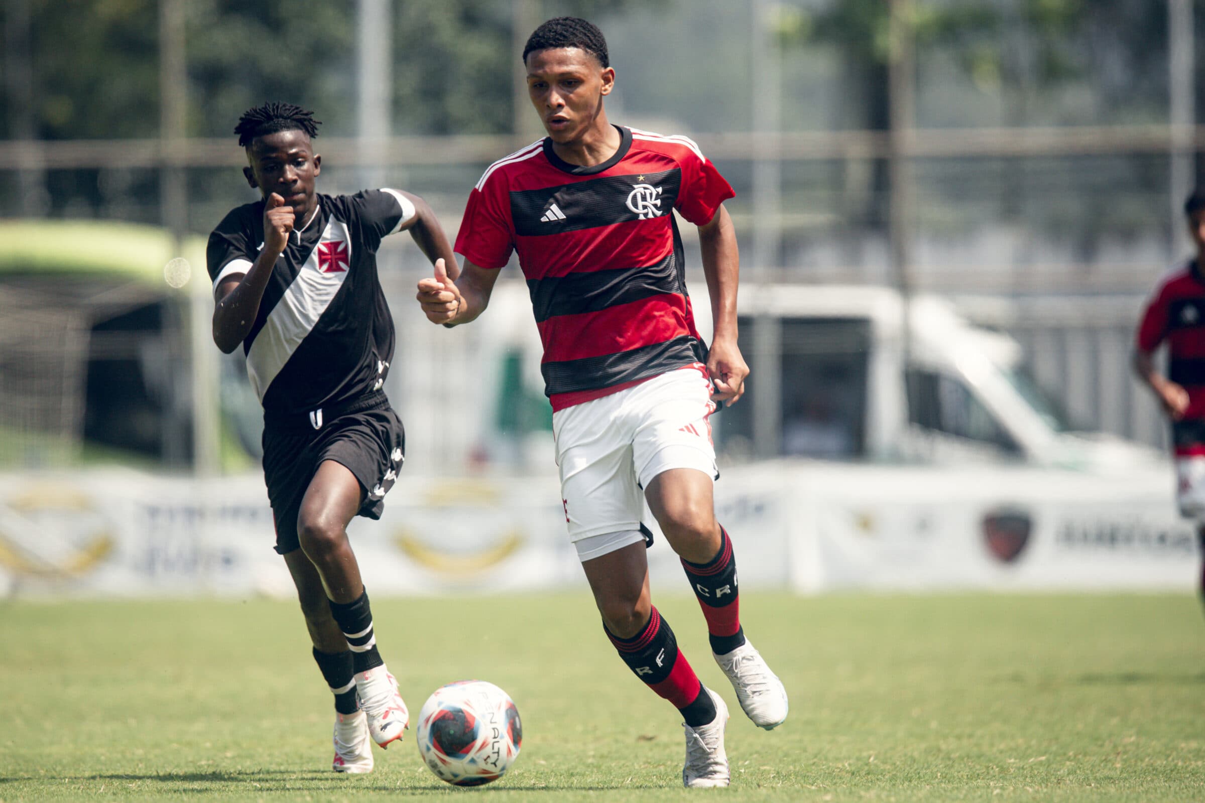 Flamengo e Fluminense se enfrentam nesta sábado, na Gávea, pelo Carioca Sub-15 e pela Taça Rio Sub-14; veja onde assistir ao vivo