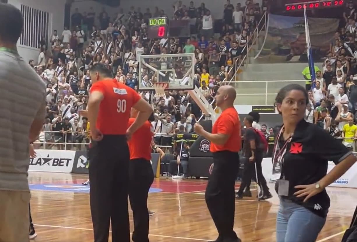 Árbitra é xingada por torcedores do Vasco após vitória do Flamengo no NBB