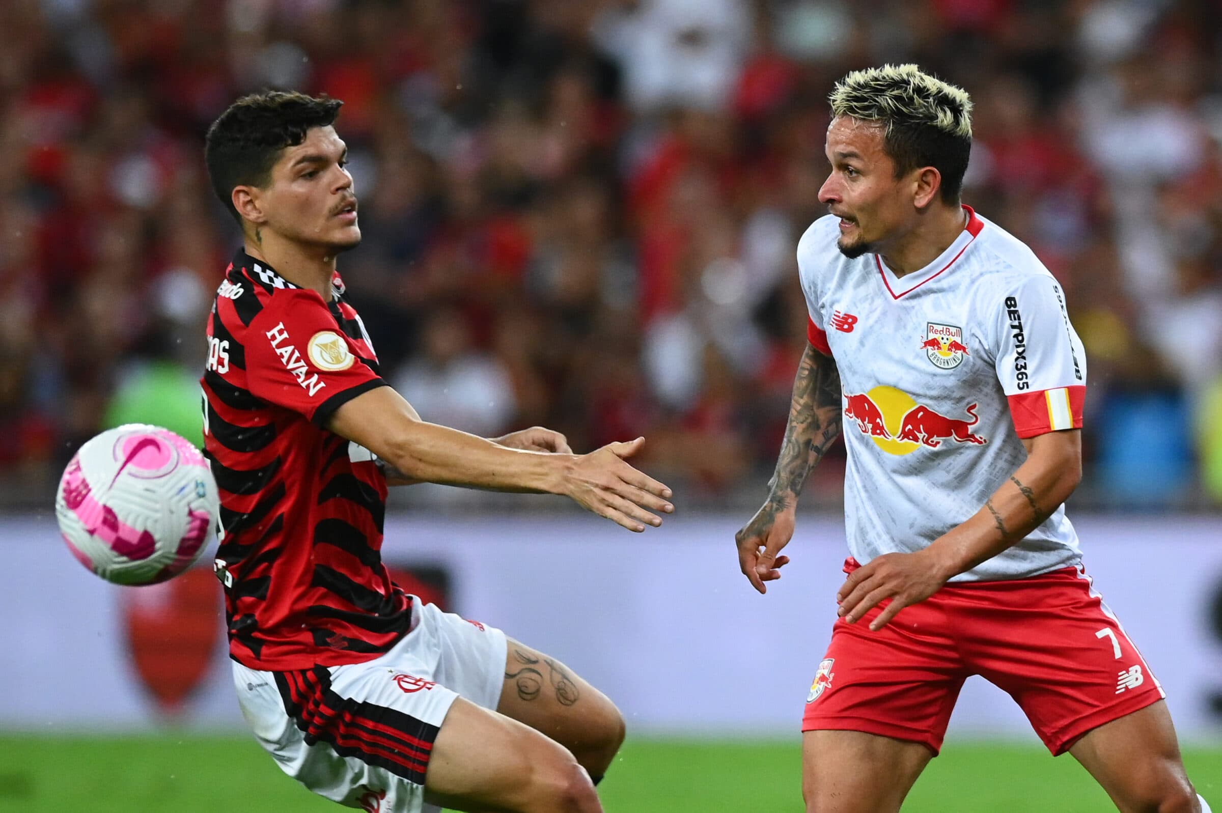 Flamengo e Red Bull Bragantino se enfrentando no Maracanã