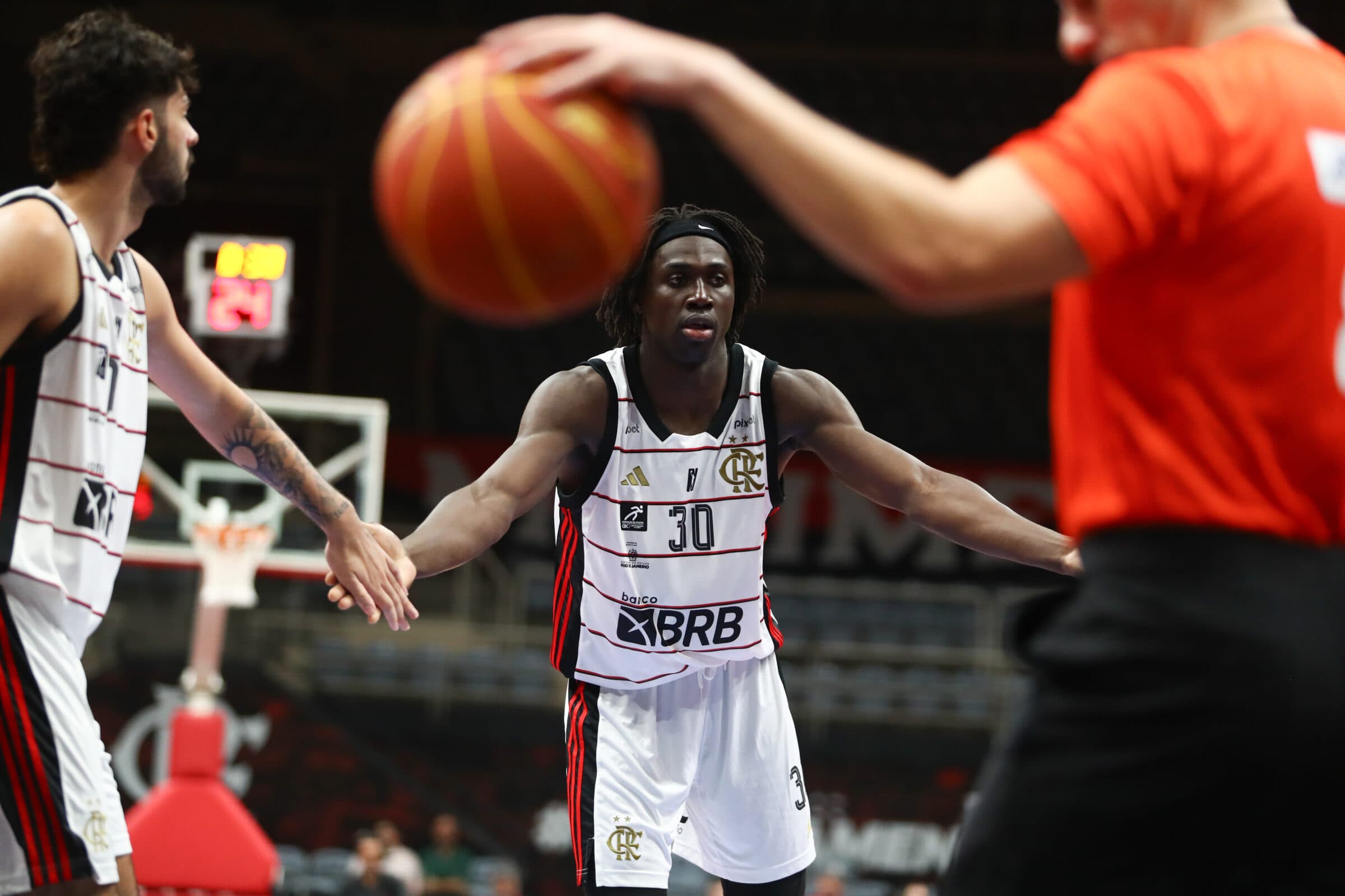 Diarra em ação pelo Flamengo no Maracanãzinho pelo NBB