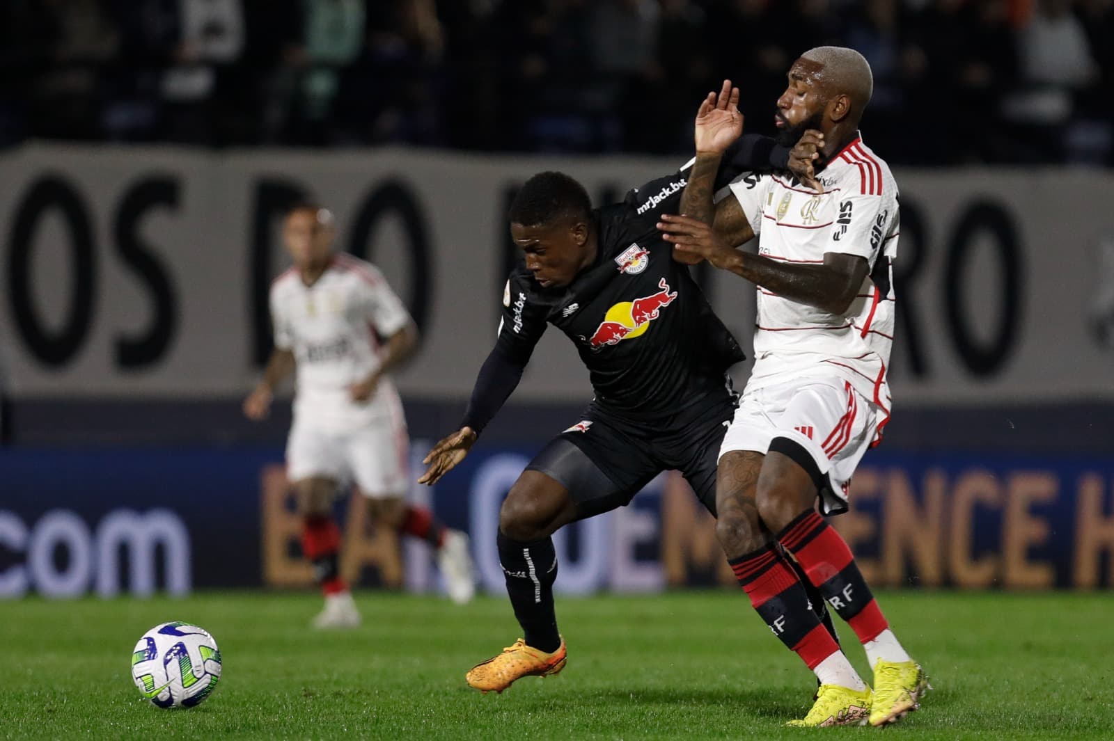 Eric Ramires, do Bragantino, deixa o braço na altura do pescoço de Gerson, do Flamengo, em jogo pelo Brasileirão