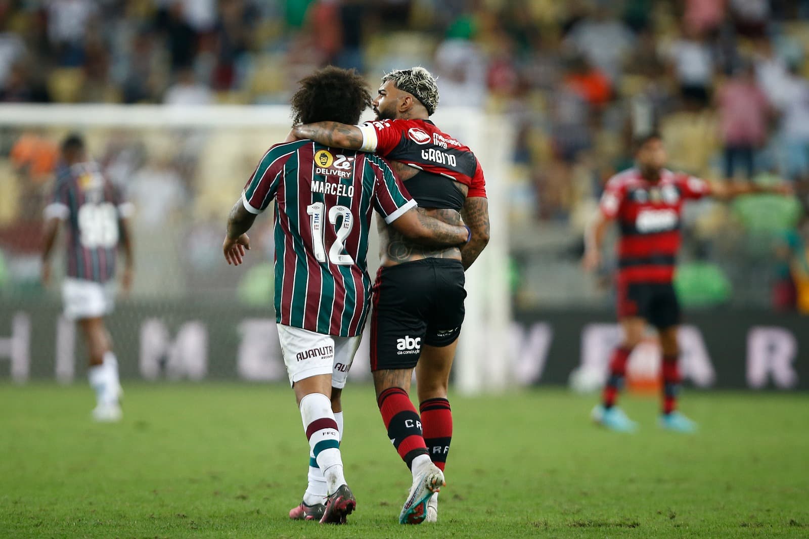 Gabigol, do Flamengo, e Marcelo, do Fluminense, se abraçam durante clássico pelo Brasileirão