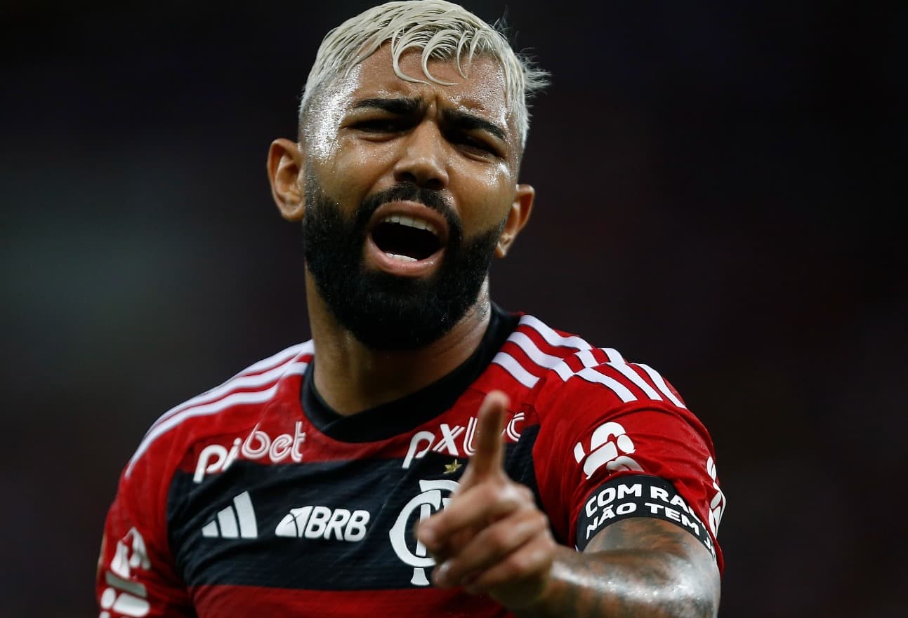 Gabigol com cara de poucos amigos em jogo do Flamengo
