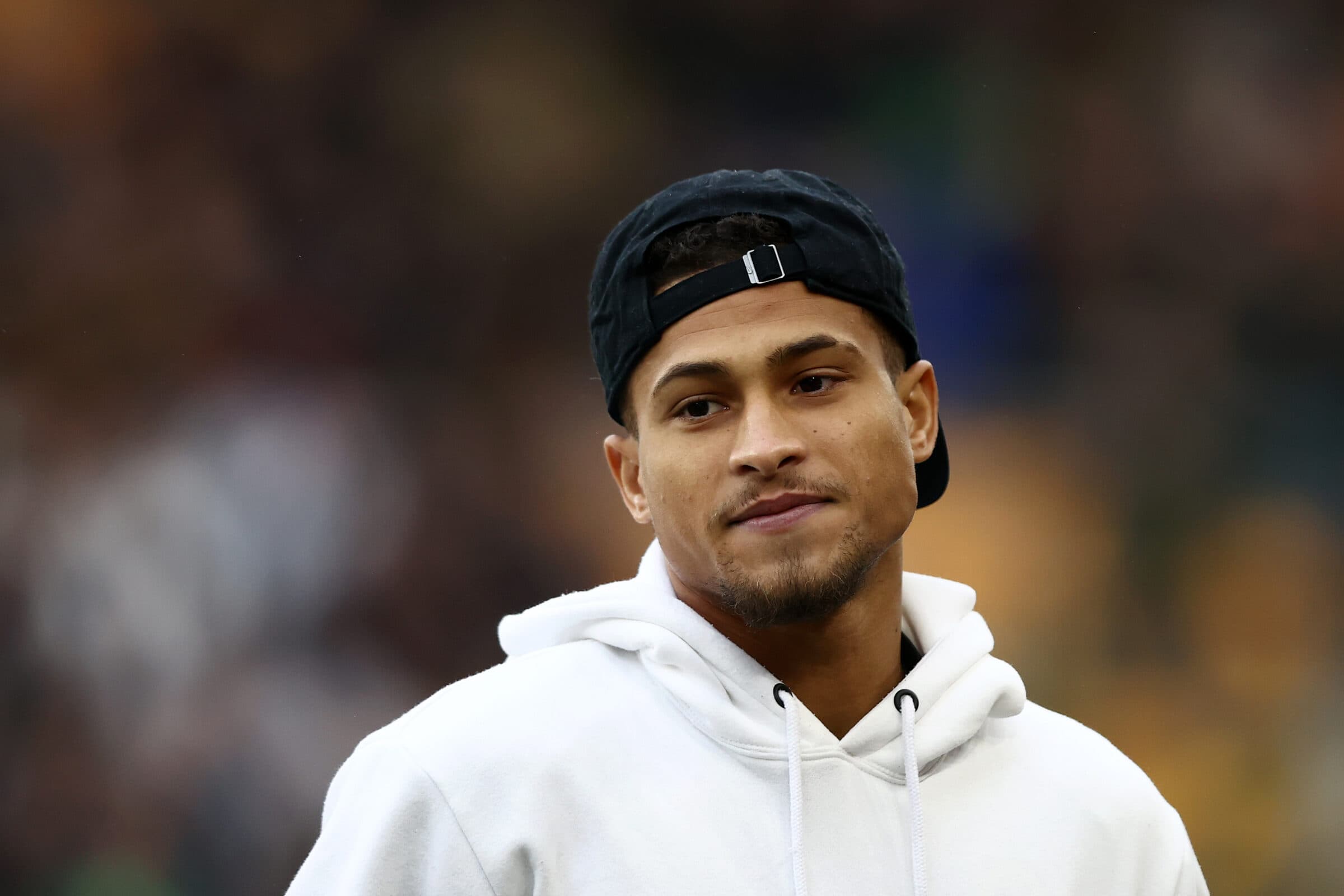 João Gomes em jogo do Wolverhampton; atleta falou sobre Flamengo, Cuéllar, gagueira e vida na Inglaterra em entrevista