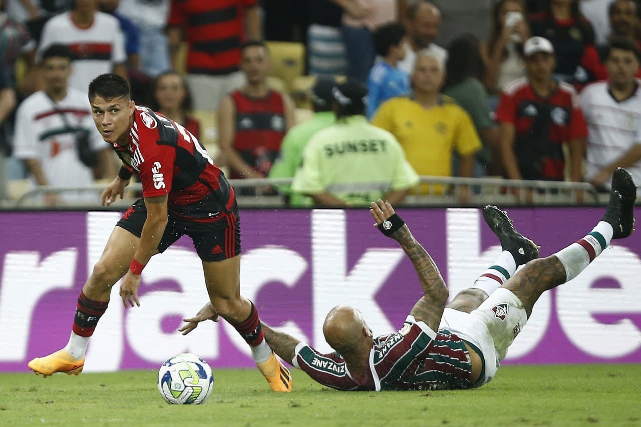 Luiz Araujo dribla Felipe Melo no Fla x Flu; acompanhe lances do jogo ao vivo