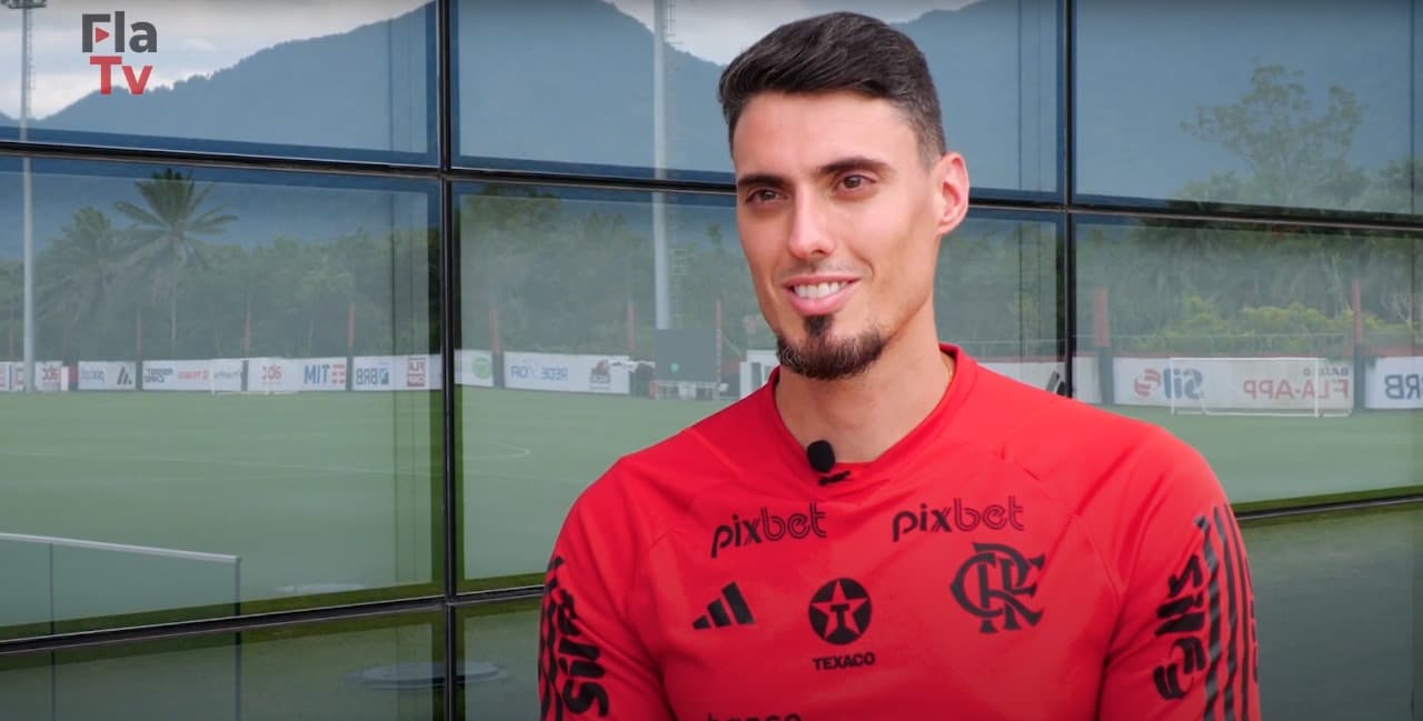 Matheus Bachi em entrevista a FlaTV; auxíliar técnico de Tite rasgou elogios a estrutura do Flamengo