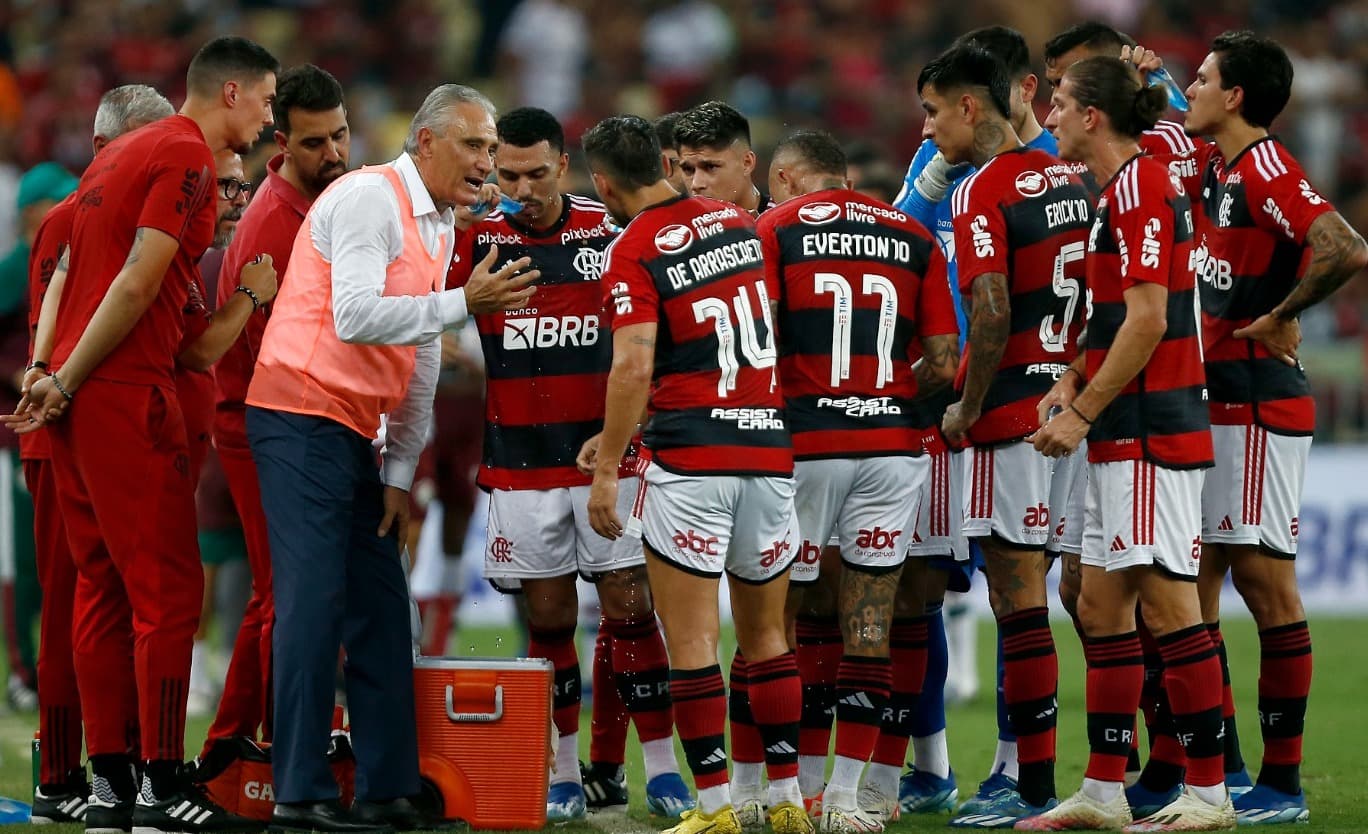 Tite instruindo jogadores do Flamengo em campo durante parada técnica em jogo do Brasileirão; especialista fez projeção ousada para folha salarial do time