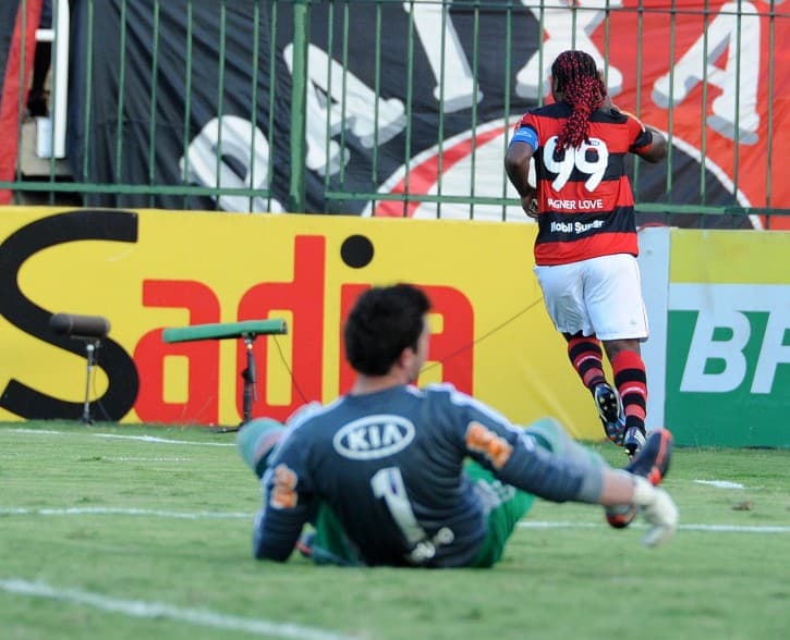Vágner Love do Flamengo rebaixou o Palmeiras em 2012