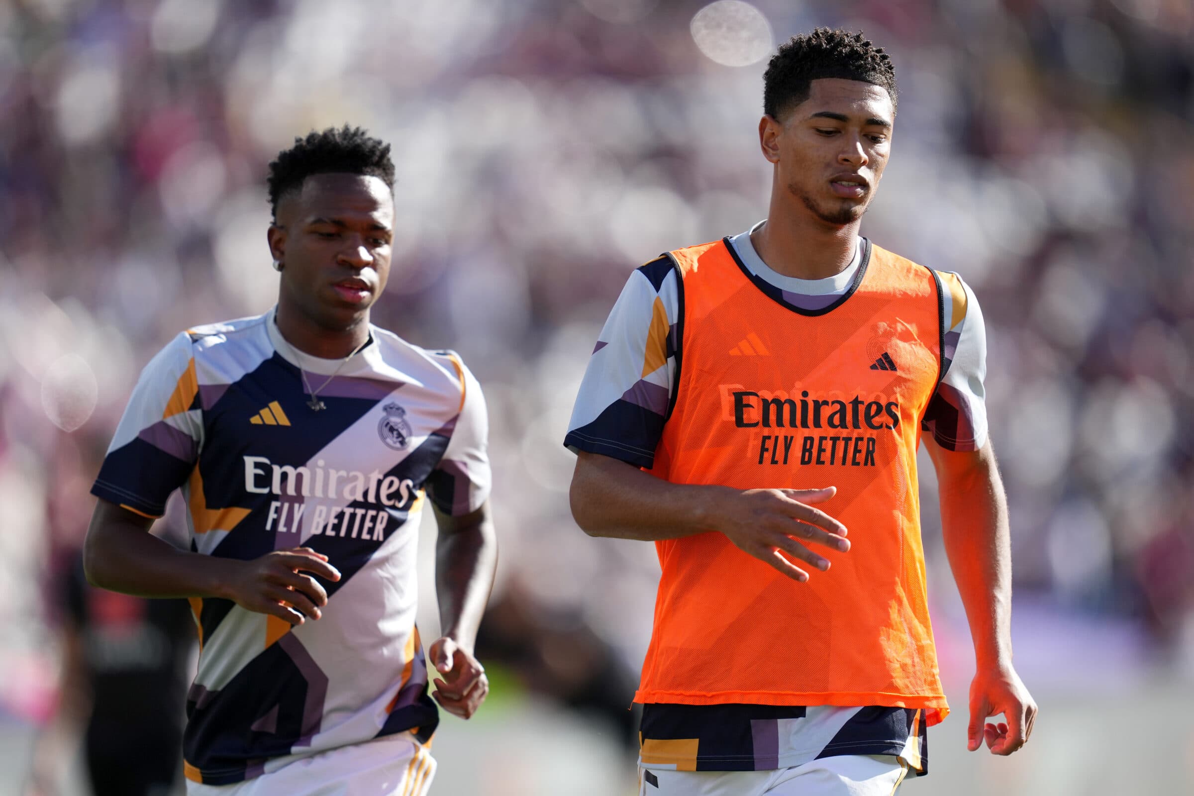 Vinícius Júnior e Jude Bellingham com a camisa do Real Madrid; veja onde assistir ao jogo contra o Rayo Vallecano