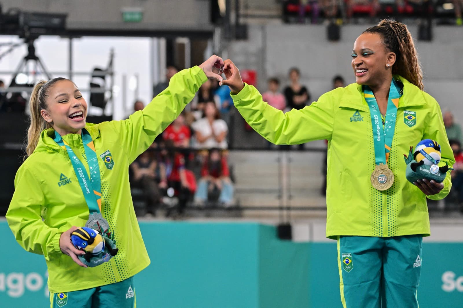 Flavia Saraiva com a medalha de prata e Rebeca Andrade com a medalha de ouro dão as mãos no pódio do Pan de Santiago. Elas ajudariam o Flamengo a ficar no top 10 do quadro de medalhas