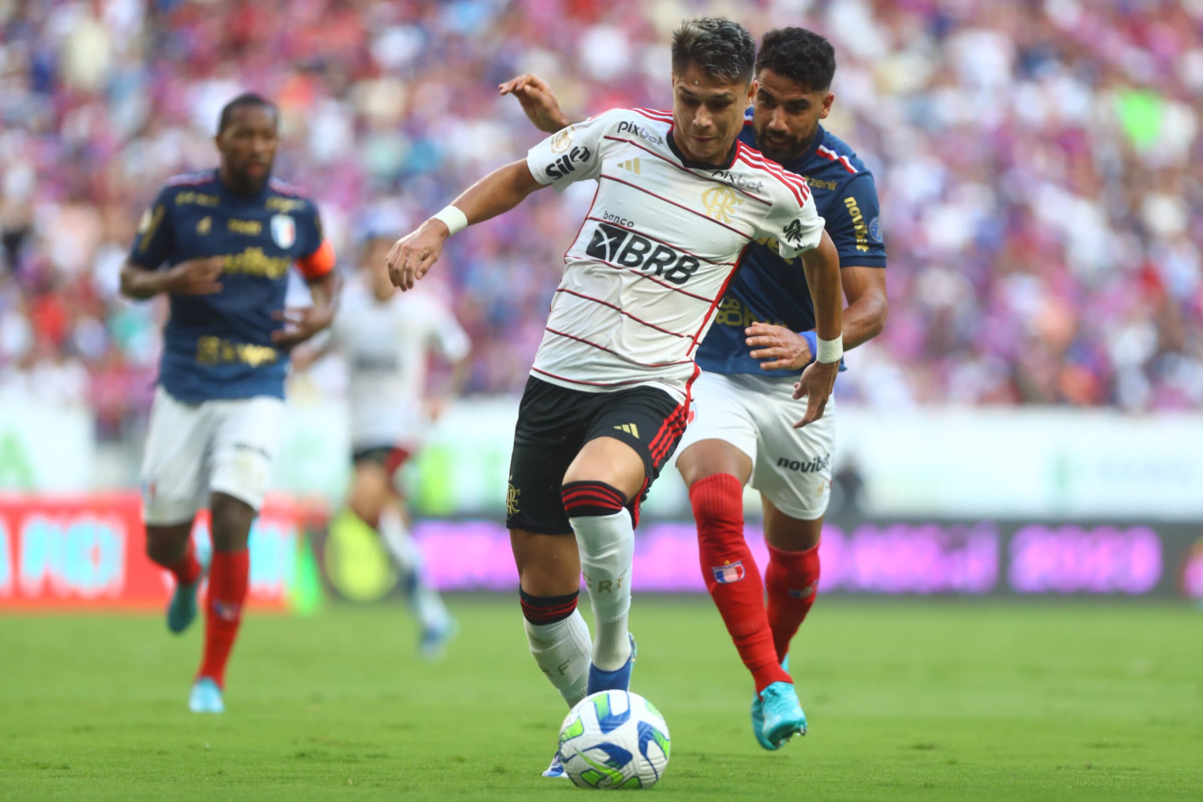 Luiz Araújo em ação pelo Flamengo contra o Fortaleza, no Castelão, pelo Brasileirão 2023