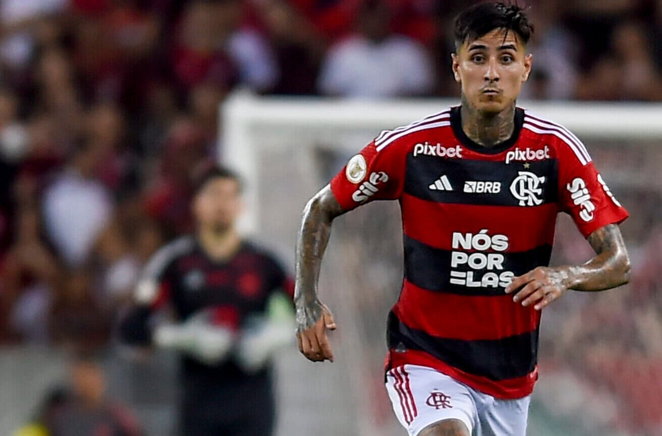 Erick Pulgar em campo pelo Flamengo contra o Palmeiras no Maracanã pelo Brasileirão 2023