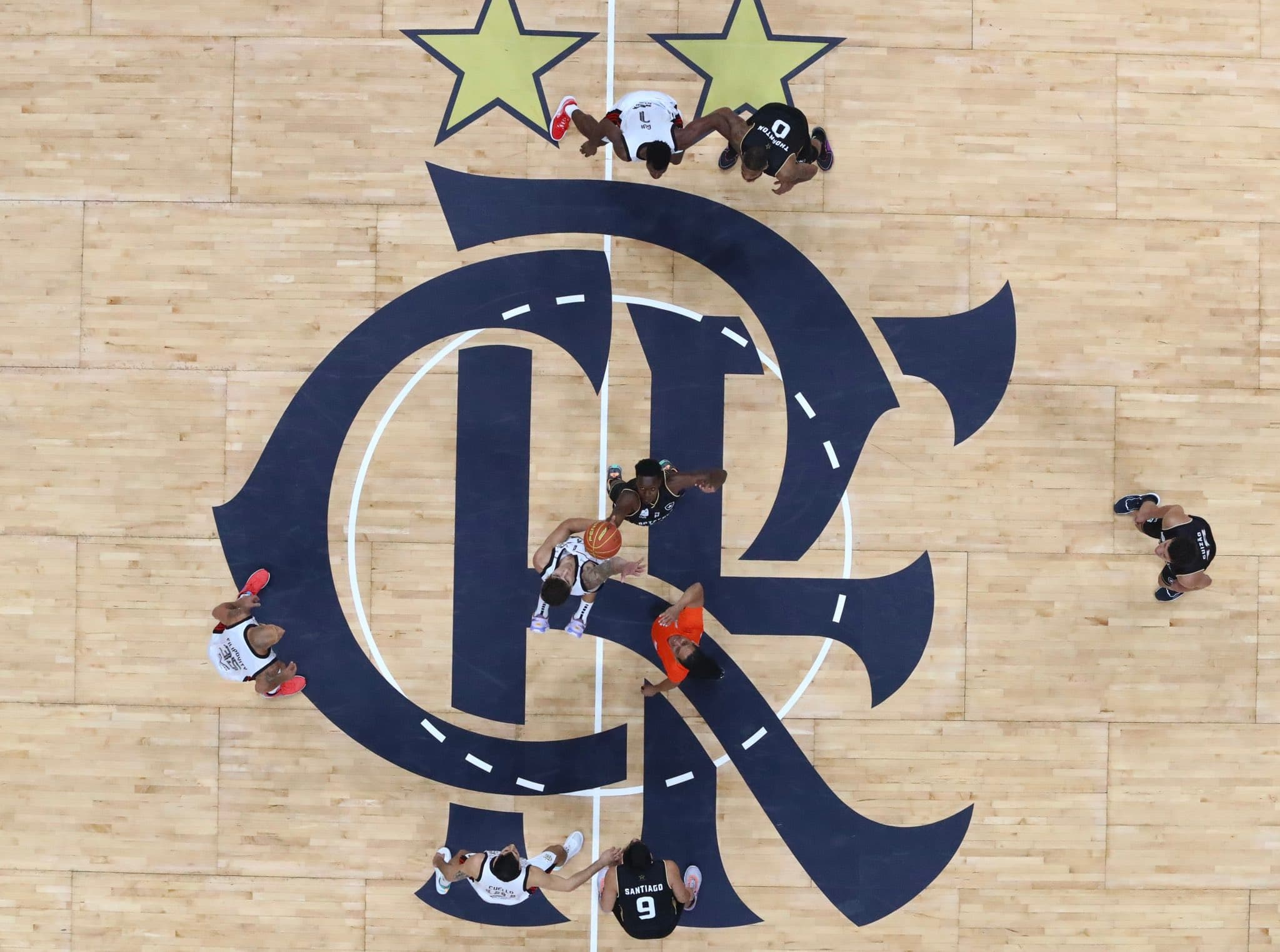 Quadra do Flamengo vista de cima; time de basquete rubro-negro volta a jogar pelo NBB, contra o Vasco; veja onde assistir