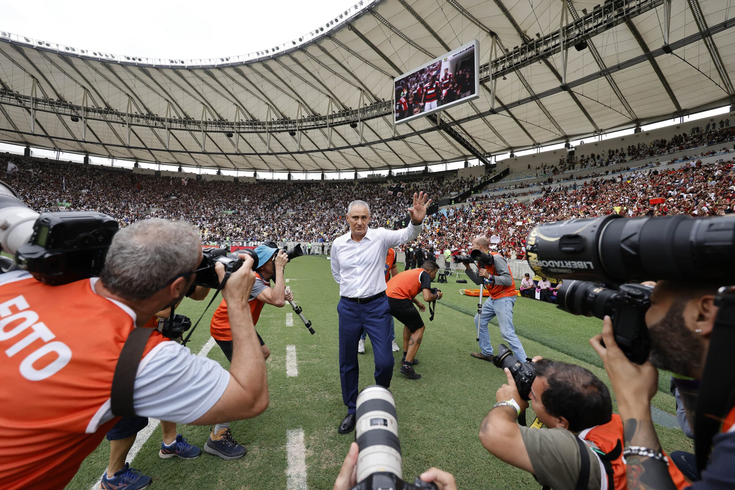 Tite, técnico do Flamengo, acena para os fotógrafos antes da partida entre Flamengo e Vasco da Gama, no Brasileirão 2023