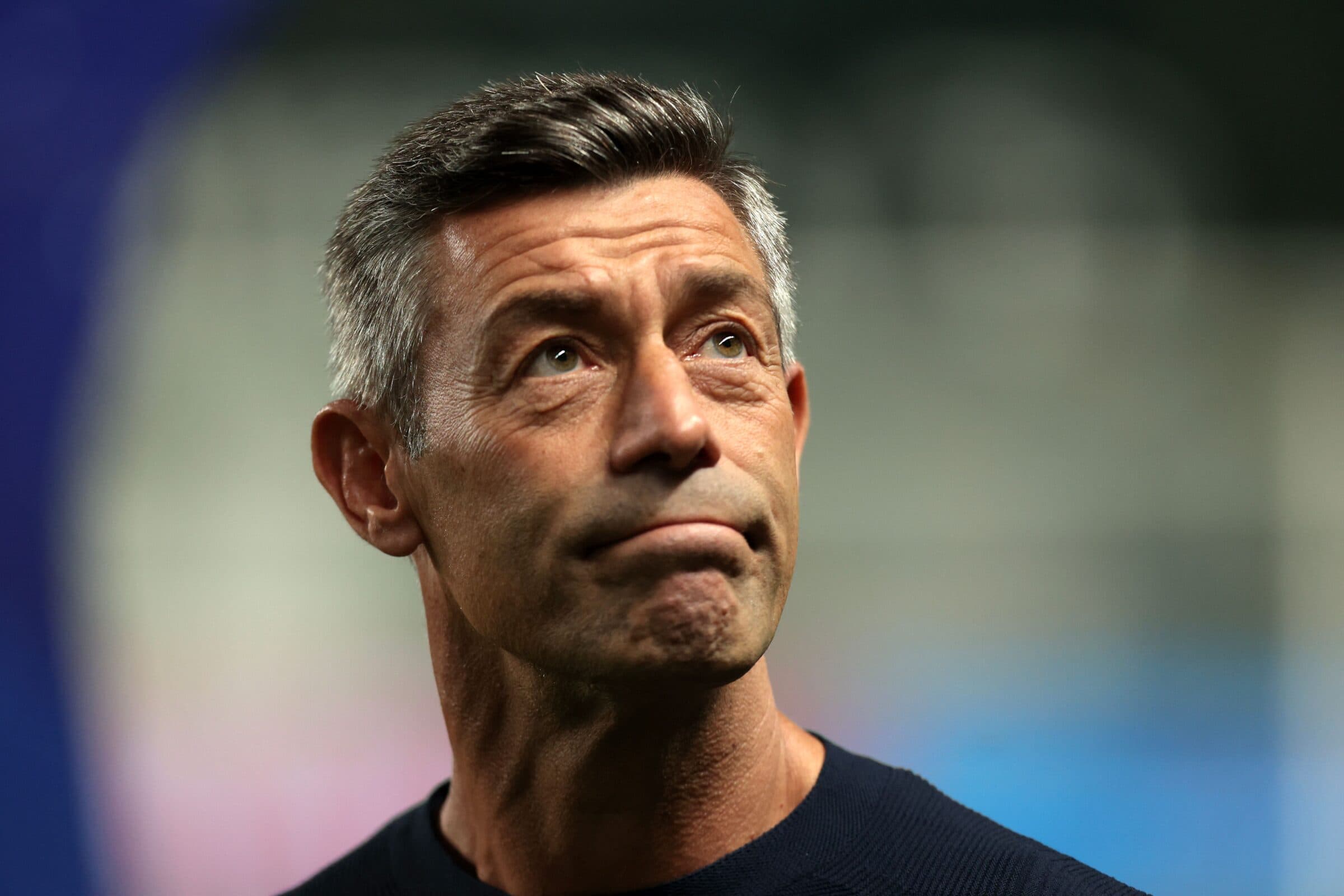 O técnico português do Red Bull Bragantino, Pedro Caixinha, observa antes do início da partida de ida das oitavas de final da Copa Sul-Americana entre o América Mineiro do Brasil e o Red Bull Bragantino do Brasil