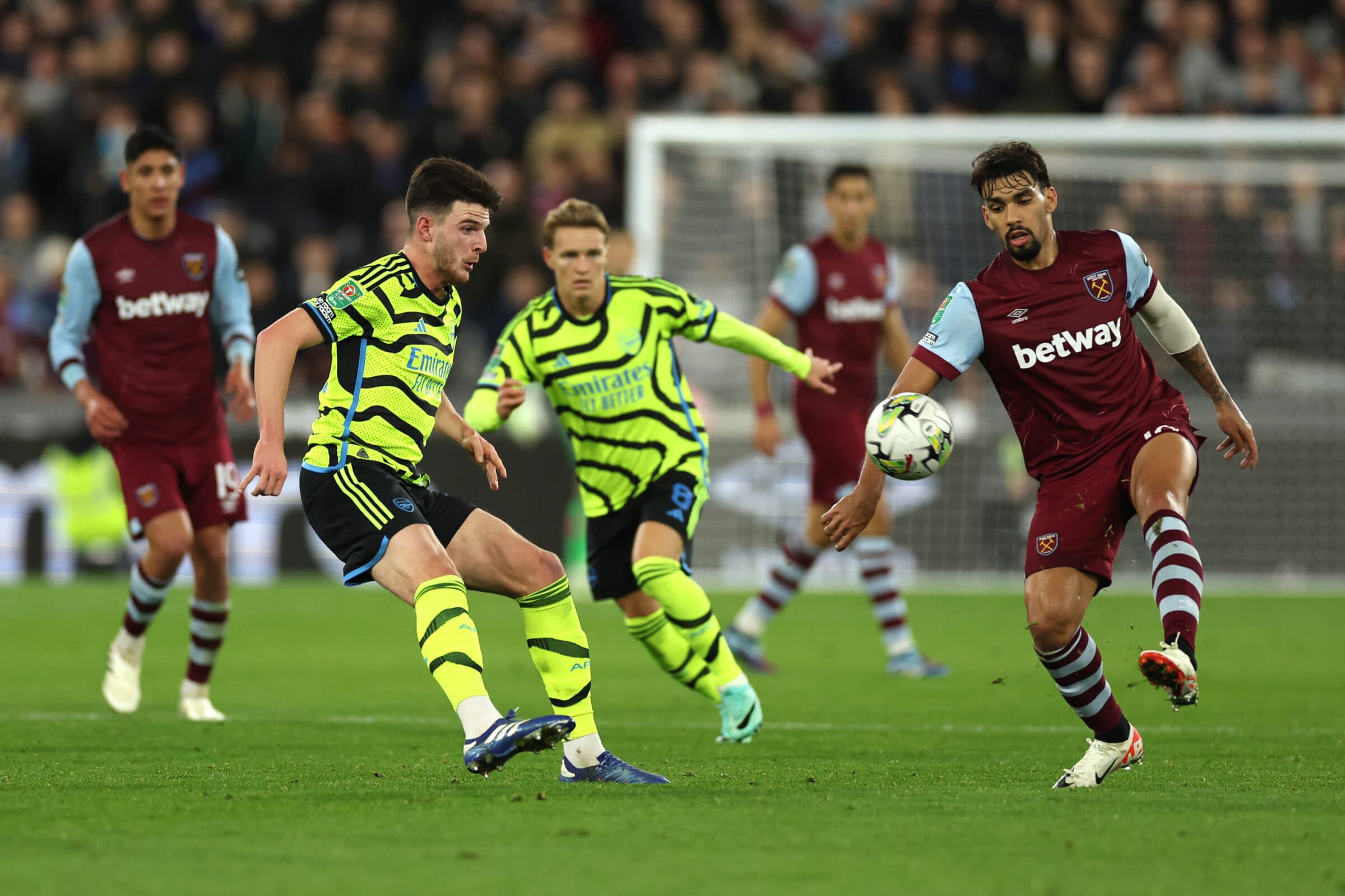 Paquetá disuputa bola em Arsenal x West Ham. Time do ex-Flamengo avança na Copa da Liga inglesa