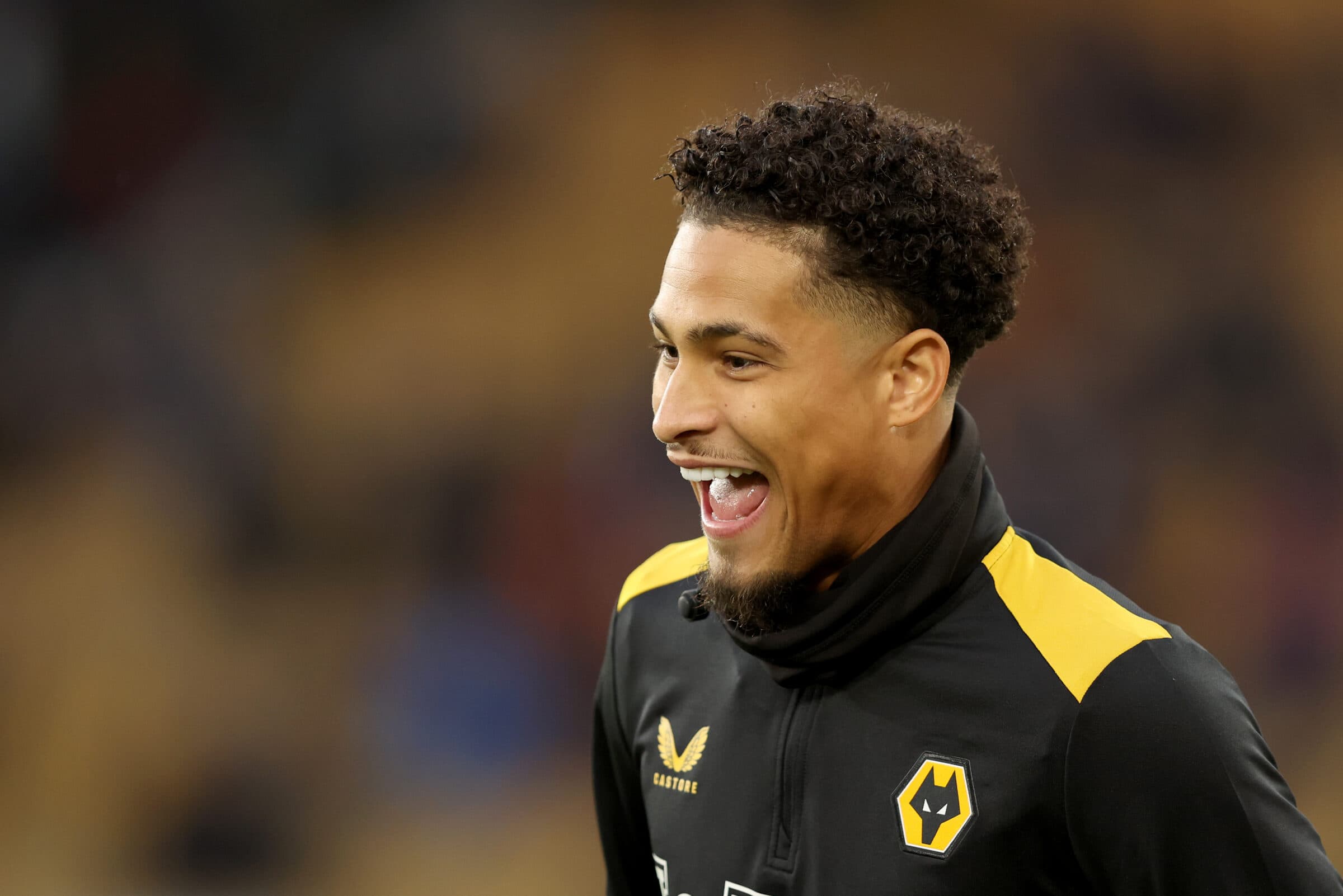 Ex-Flamengo: João Gomes se destaca em vitória de virada dos Wolves