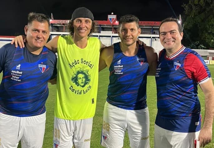 David Luiz posa para foto com presidente do Fortaleza após pelada no Pici