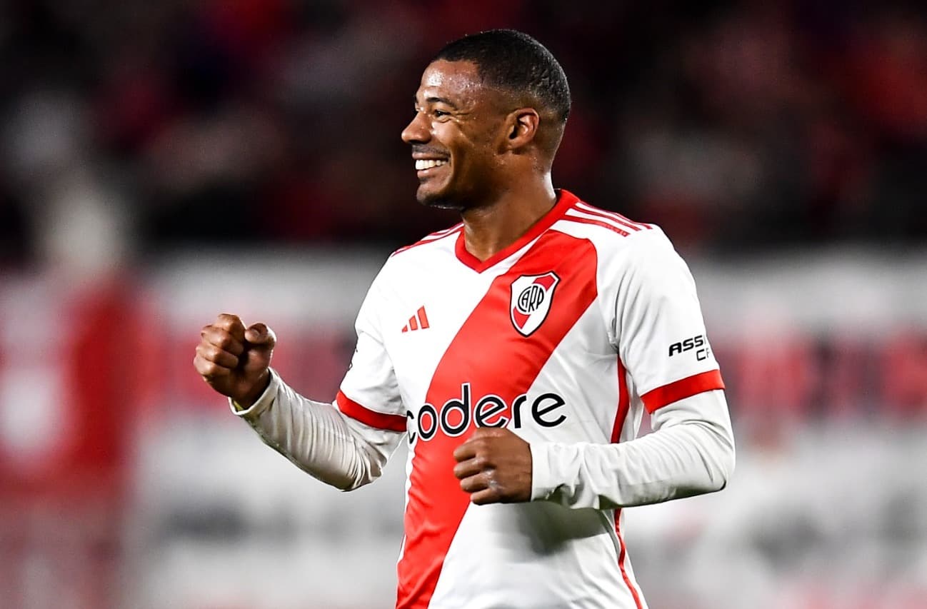 De La Cruz sorrindo em comemoração de gol pelo River Plate