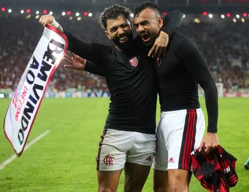 Fabrício Bruno abraça Gabigol e comemora classificação do Flamengo na Copa do Brasil após vencer Atlético-MG no jogo do 'inferno'