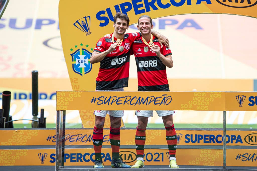 Raça Rubro-Negra faz homenagens a Filipe Luís e Rodrigo Caio antes de Flamengo x Cuiabá