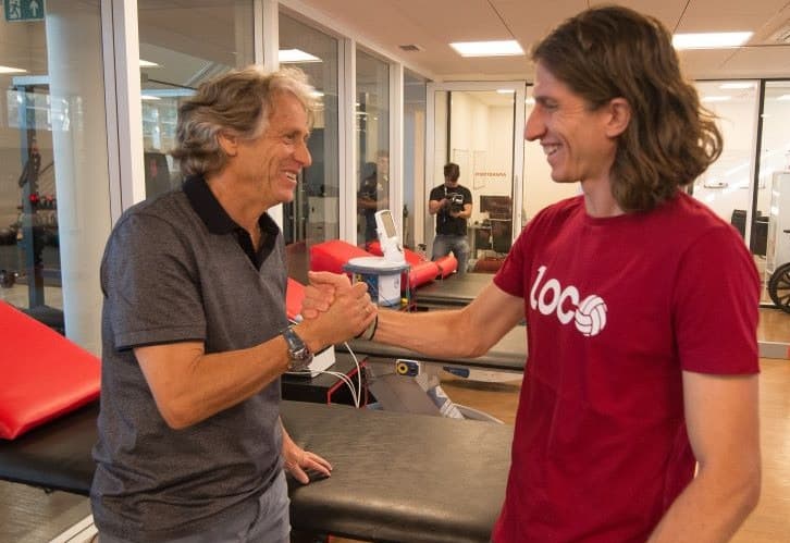 Filipe Luís sorri e cumprimenta Jorge Jesus nas instalações do Flamengo