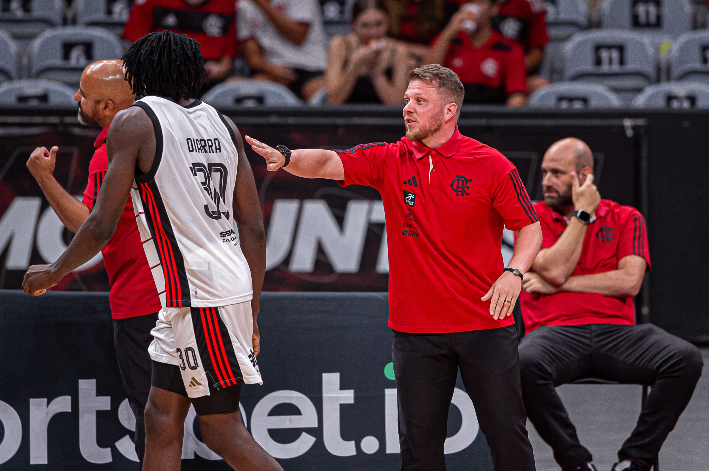 Gustavinho orienta Diarra em jogo do Flamengo; treinador analisou vitória pelo NBB