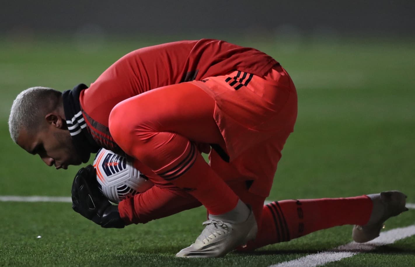 Gabriel Batista agarrando bola nos tempos de Flamengo