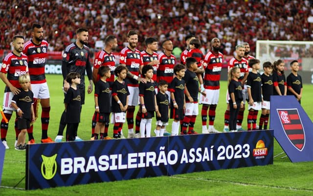 Jogadores do Flamengo perfilados antes de jogo do Brasileirão; veja premiação do Campeonato Brasileiro 2023