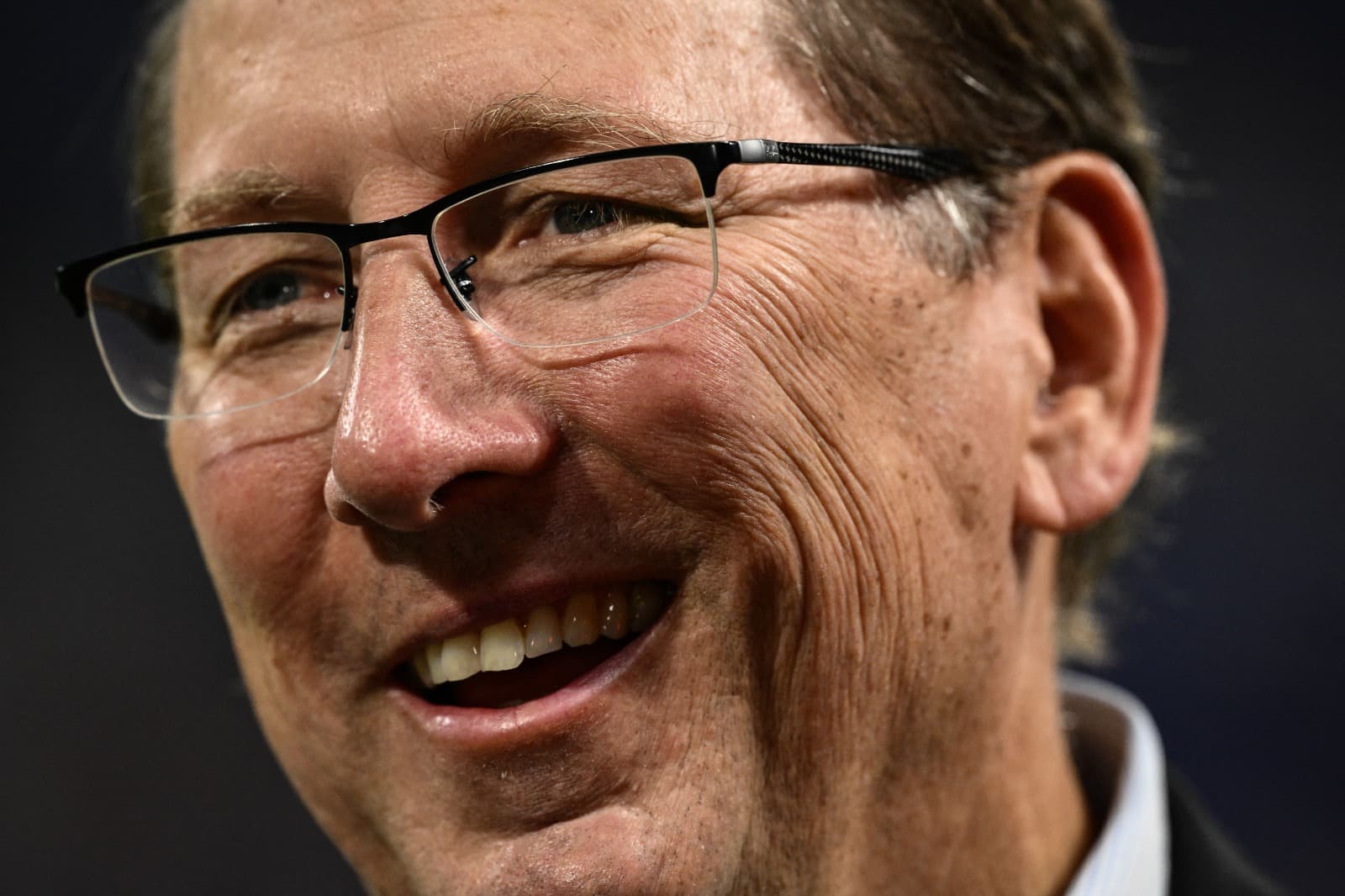 John Textor, dono da SAF do Botafogo, sorrindo em jogo do Lyon