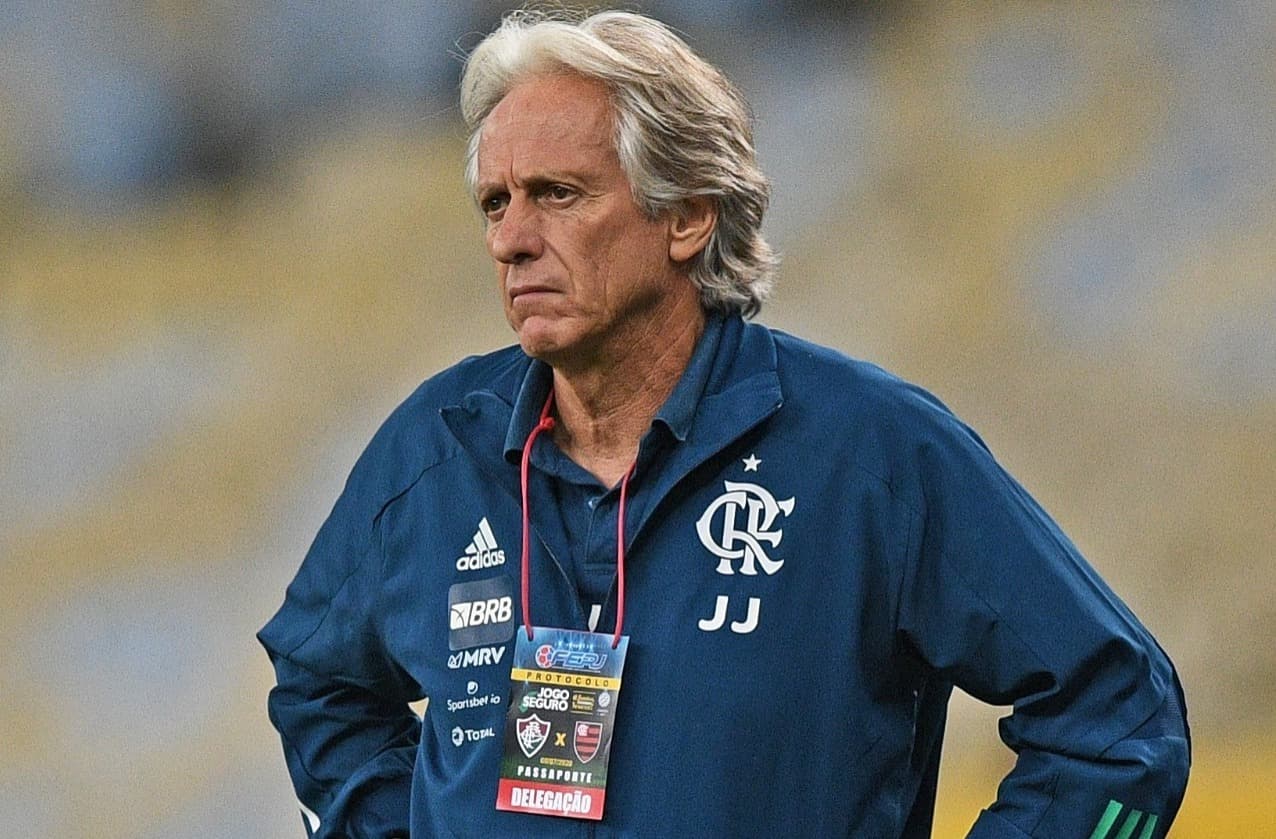 Jorge Jesus com cara de poucos amigos na beira do campo comandando o Flamengo em 2020