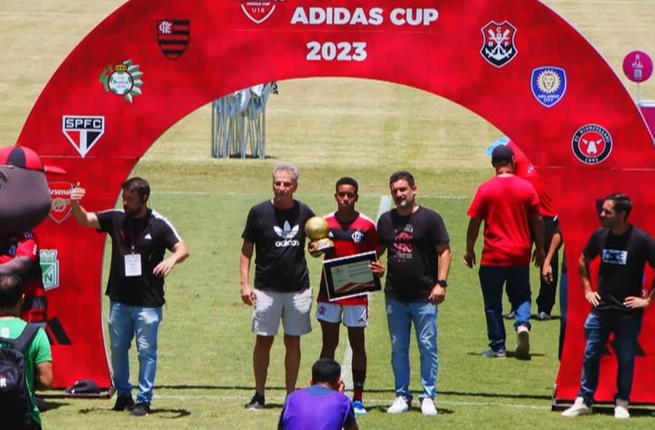 Joshua recebe prêmio de melhor jogador da Adidas Cup e posa para foto com Rodolfo Landim, presidente do Flamengo