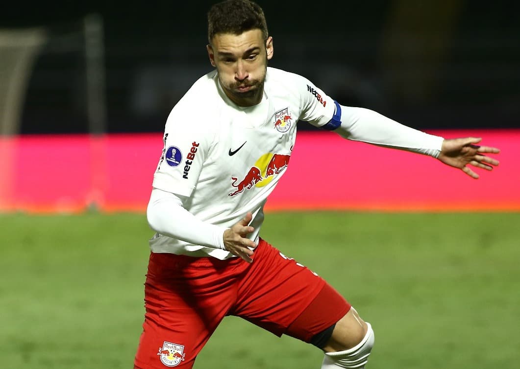 Léo Ortiz em campo pelo Red Bull Bragantino; zagueiro pode pintar no Flamengo