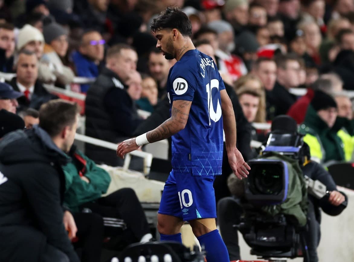 Lucas Paquetá deixa o campo após lesão em West Ham x Arsenal