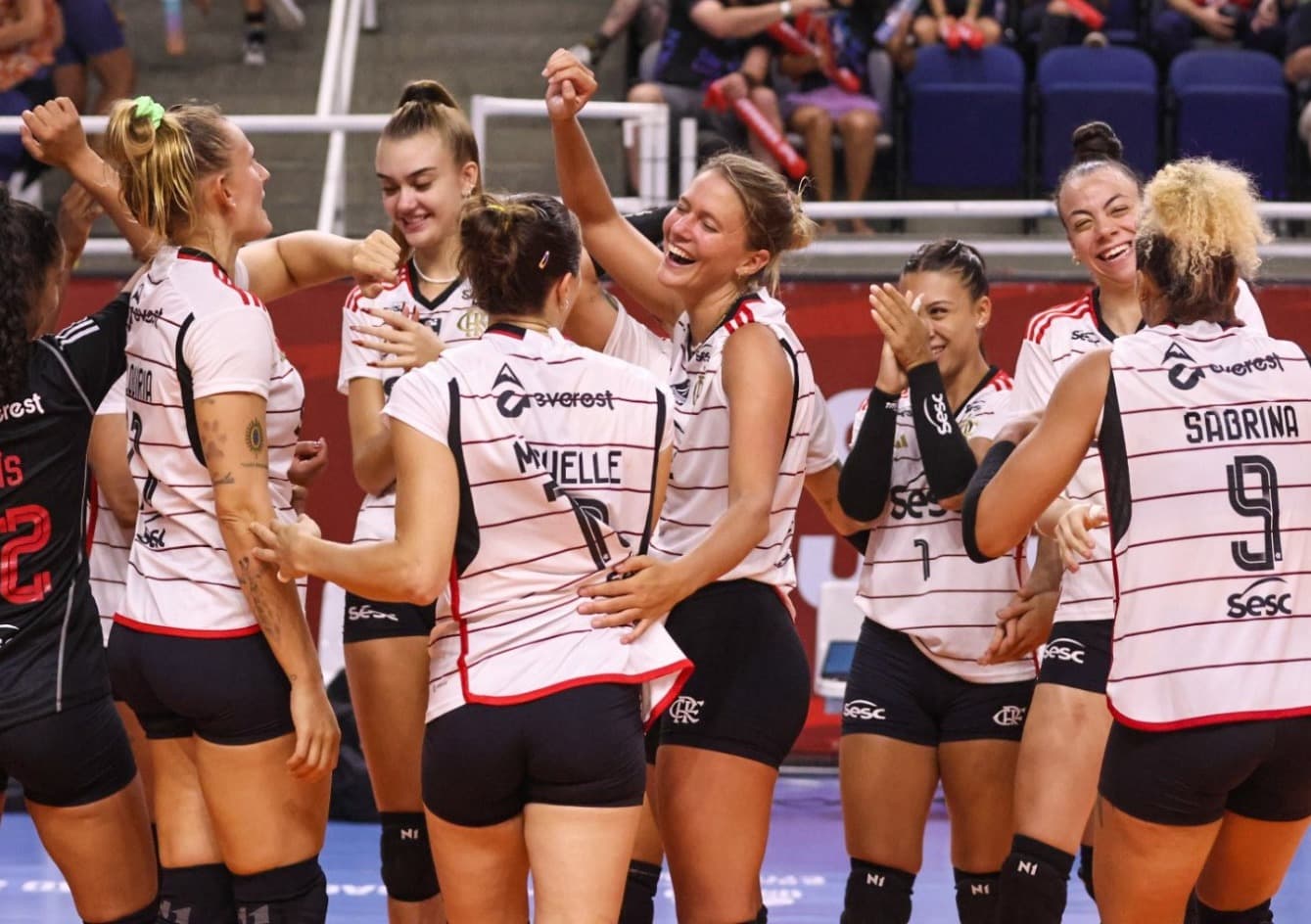 Meninas do Vôlei do Flamengo comemoram importante vitória na Superliga