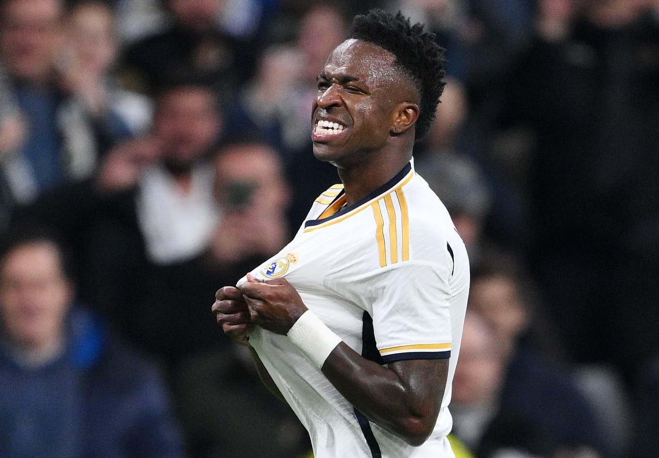 Vinícius Júnior sorri e comemora gol com a camisa do Real Madrid