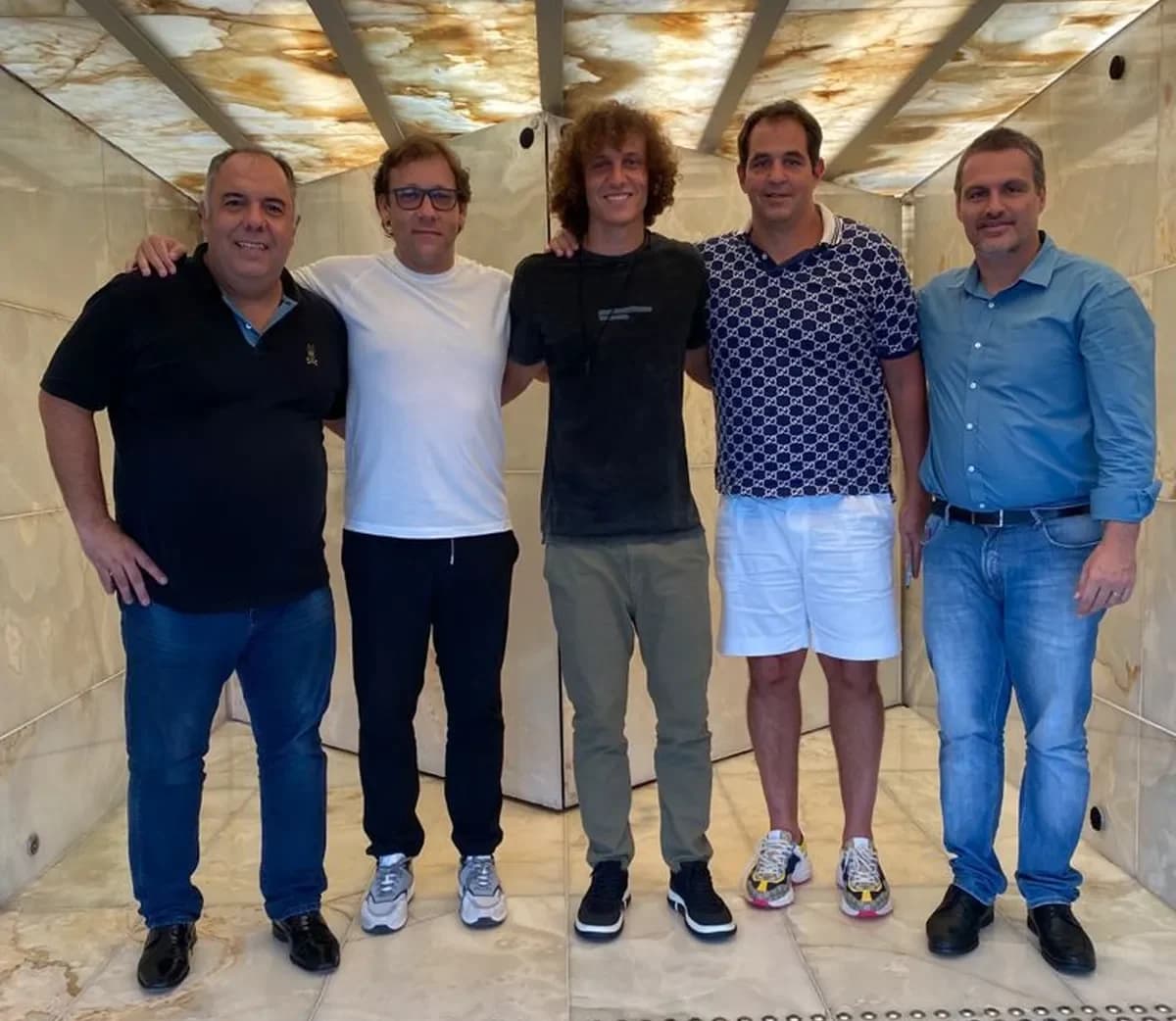 Braz, David Luiz, Bertolucci e Spindel juntos na assinatura de contrato do zagueiro com o Flamengo